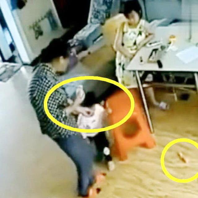 监控实拍奶奶带娃,不听话就这样对待,妈妈看了,心疼得直流泪