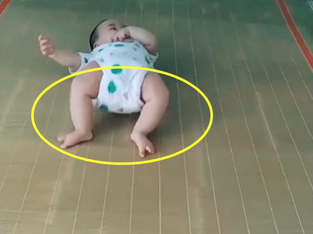 宝宝的“新式爬法”，造型和速度都堪称一流，真是爬行界的高手