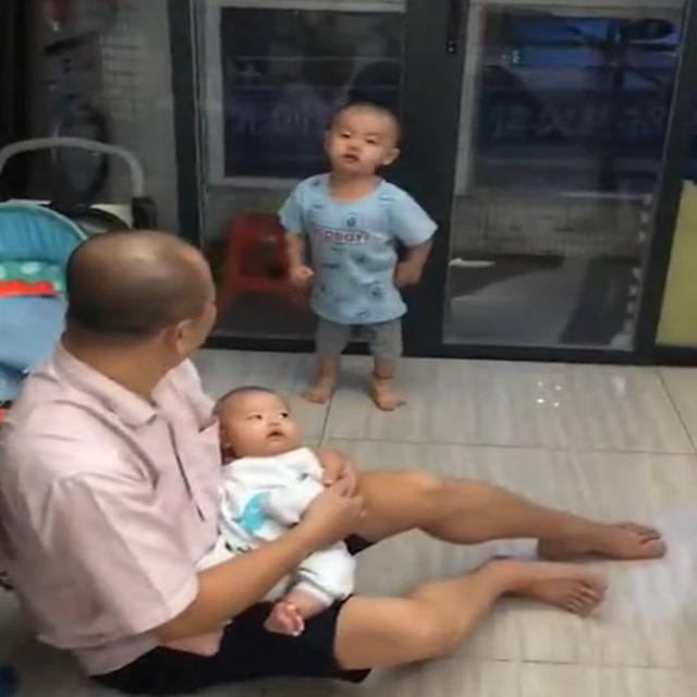 哥哥看见姥爷抱弟弟,生气的做出这些举动,网友:真让人哭笑不得