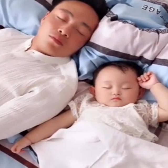 爸爸陪龙凤胎宝宝睡觉，待遇差别太大了，妈妈看完都要无语了