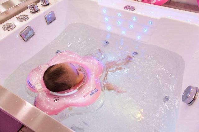 新生儿初次下水，完全是一副“大将风范”，网友高呼：真是萌化了