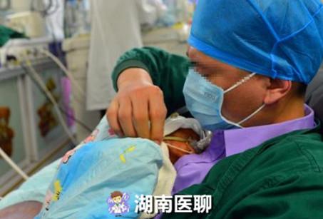 早产儿呼吸微弱，体重仅2斤多，“袋鼠爸爸”用体温温暖宝宝