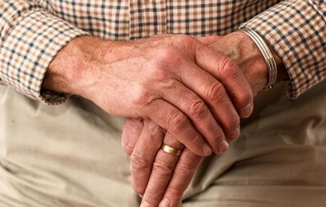 孩子从小就有这3种表现，长大多半是个“白眼狼”，要及时纠正哦