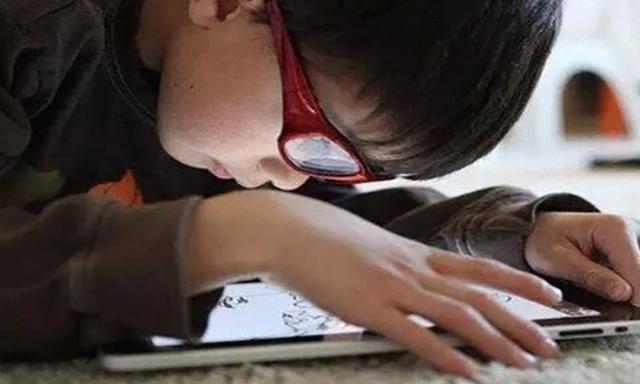 该不该允许孩子玩手机？听完两位家长的回答，有多少父母觉得惭愧