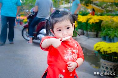 亲朋好友，麻烦高抬贵手，孩子真没那么饿，别再“投喂”逗娃了