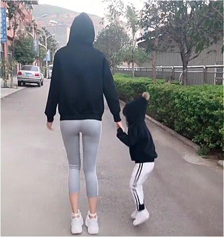 妈妈带女儿跳舞走红，网友：这妈身材真好，这爸真有福气