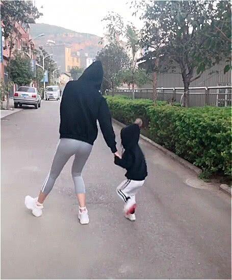妈妈带女儿跳舞走红，网友：这妈身材真好，这爸真有福气
