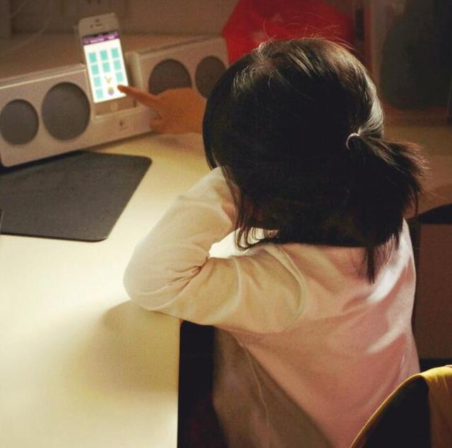 经常让孩子看手机，他可能错过这四种性格的养成，将来难有出息了