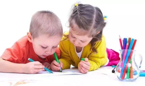 孩子平时用来画画的水彩笔，原来也大有考究！用错了将毁掉孩子想象力，赶紧看！