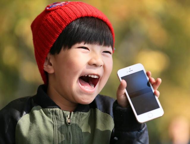 经常让孩子看手机，他可能错过这四种性格的养成，将来难有出息了