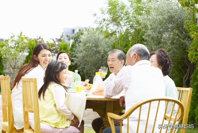 亲朋好友，麻烦高抬贵手，孩子真没那么饿，别再“投喂”逗娃了