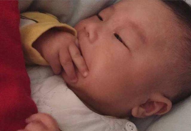 如果婴儿宝宝在半岁前，不会做这四个动作，可能身体发育迟缓