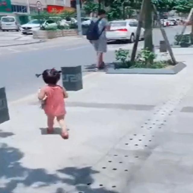 爸爸要出差，女儿打包两件衣服追了出去，网友：不愧是小情人