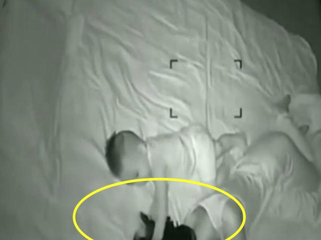 监控实拍心酸一幕：妈妈只想好好睡觉，儿子的举动让人崩溃了
