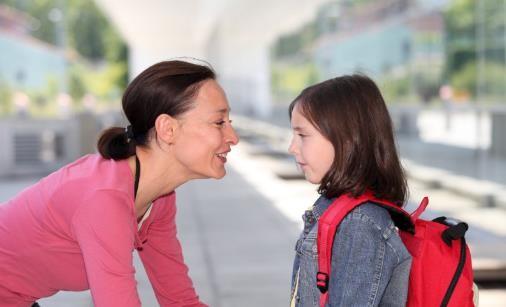 孩子哭闹的本质是呼唤父母的关注，保持关注而不轻易妥协才对