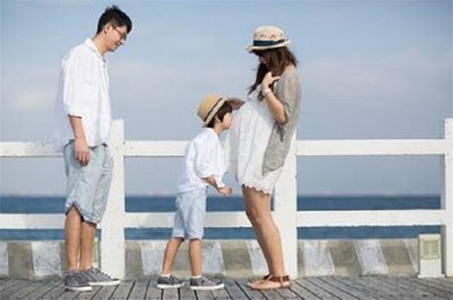 一家三口变四口，二胎是否会受喜欢？看两岁女儿的表现就知道了