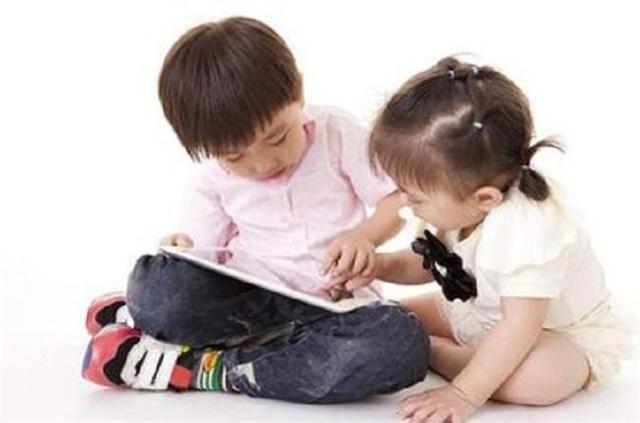 一家三口变四口，二胎是否会受喜欢？看两岁女儿的表现就知道了