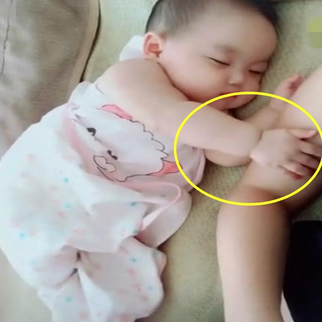 女儿担心爸爸再次出差，睡觉也要抱着爸爸胳膊，妈妈看了好心疼
