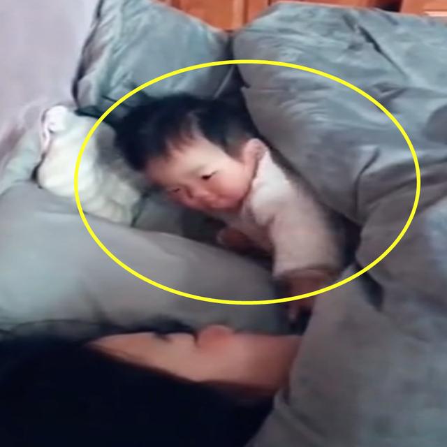 宝宝睡醒后发现妈妈不见了，赶紧爬到妈妈身边，网友：太暖心了