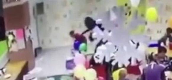 网红博主在网上教人如何养孩子，却被拍到在商场殴打自己小孩