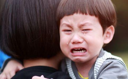 孩子哭闹的本质是呼唤父母的关注，保持关注而不轻易妥协才对