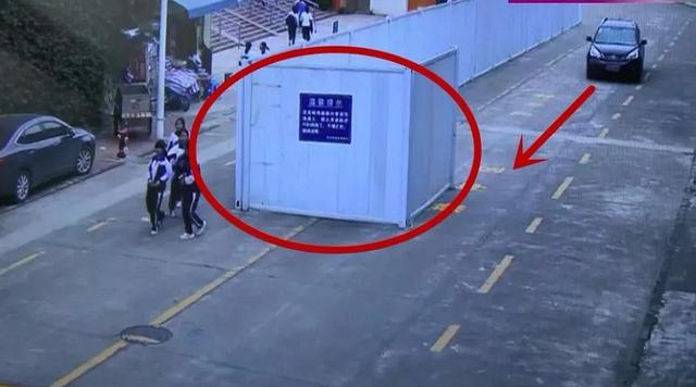 带着孩子出门时，这些安全隐患爸妈要先了解，尤其是在马路上