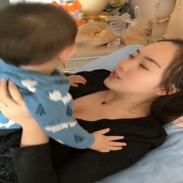 儿子尿了妈妈一脸，妈妈的反应却让人很暖心，网友：绝对亲生的