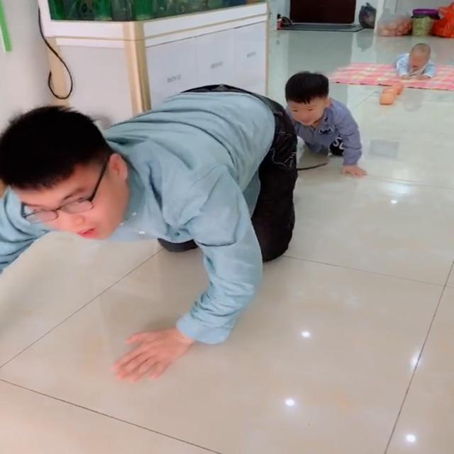 八个月宝宝不会爬，爸爸哥哥想出这个办法，网友：宝宝都快哭了