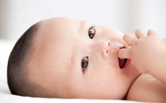 为啥宝宝总是吃手？宝妈应知道这五点原因，不要再怕宝宝病从口入