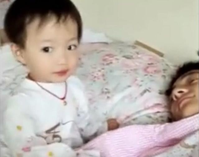 看到别人女儿软糯糯的喊爸爸起床，网友：忍不住踹了儿子一脚