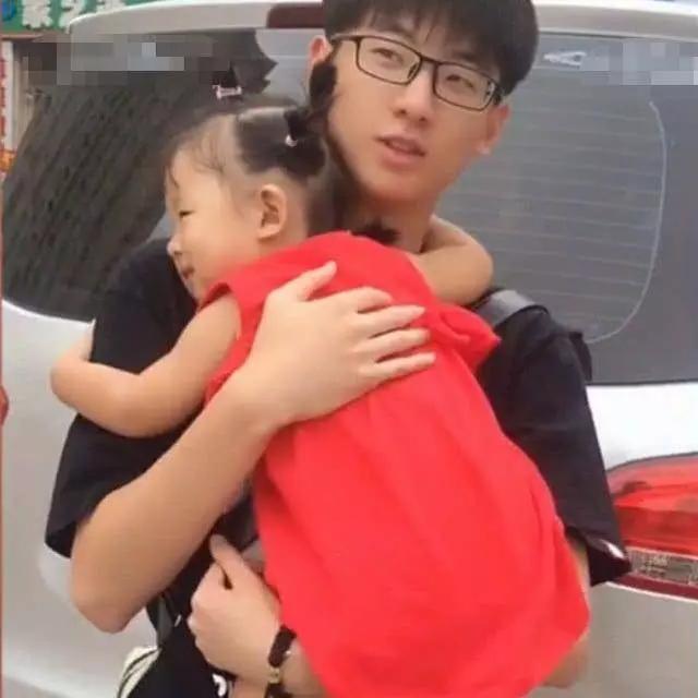 相差13岁的哥哥接妹妹放学，却迟到了，接下来妹妹的反应太暖了