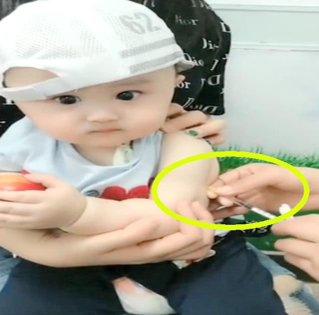 宝宝打针,全程只知道吃,护士都被逗笑了,网友:一个妥妥的吃货