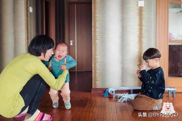 别看家长在朋友圈晒幸福，真实情况是这样的