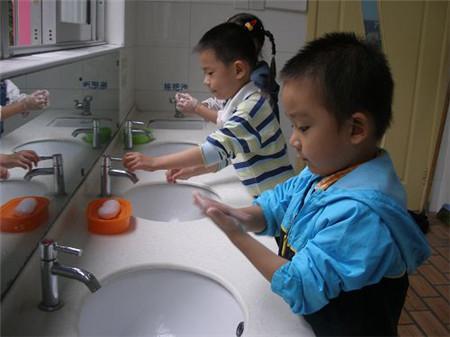 妈妈独自抱着两个生病的孩子,在医院看病,让人可敬又让人心疼