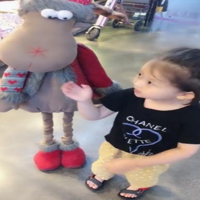 女儿在商场看见树立的玩偶，随口说了一句话，让妈妈当场笑喷
