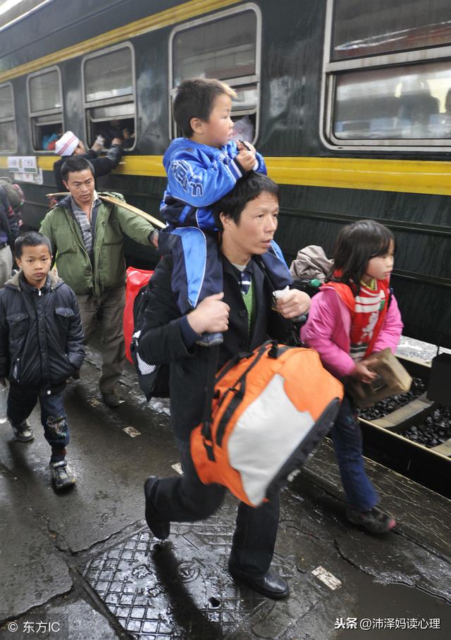 春节带娃乘火车，车厢再挤也别把孩子放在这里，太危险