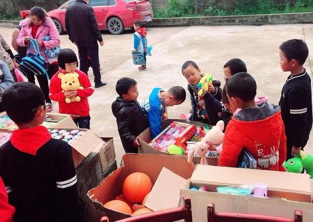 不经过孩子同意就把玩具送人？不是孩子小气，而是家长太过分！