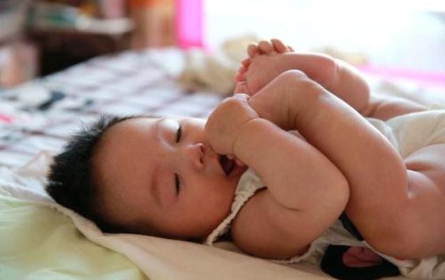 为啥宝宝总是吃手？宝妈应知道这五点原因，不要再怕宝宝病从口入