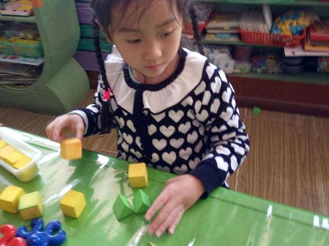 不经过孩子同意就把玩具送人？不是孩子小气，而是家长太过分！