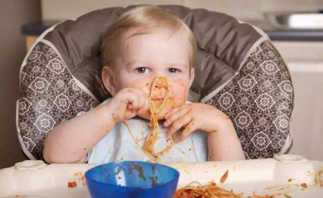 为啥宝宝总是吃手？宝妈应知道这五点原因，不要再怕宝宝病从口入