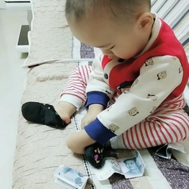 妈妈将钱放在沙发上，宝宝接下来的动作，妈妈不敢相信自己的眼睛