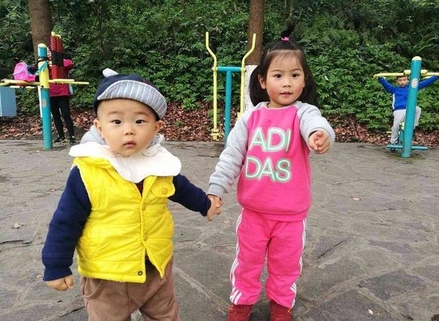 带着孩子出门时，这些安全隐患爸妈要先了解，尤其是在马路上