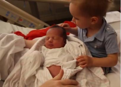 哥哥第一次摸刚出生的妹妹，反应太萌了，网友：宠妹“狂魔”上线