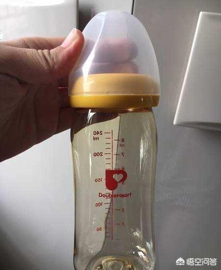 新生儿的奶瓶该怎么选？玻璃、硅胶、PPSU，哪种好？