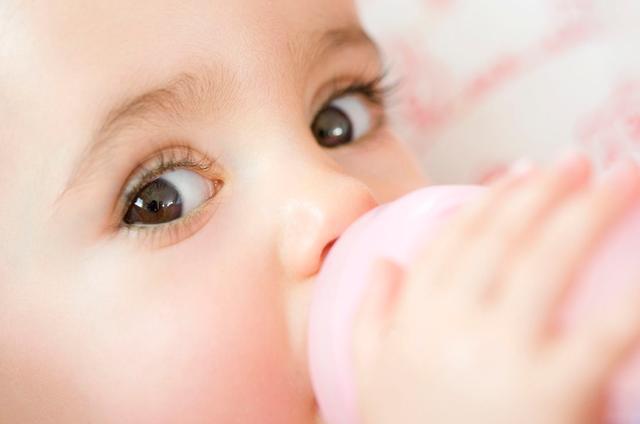 到了这个年纪，宝宝就该戒掉奶瓶了，不然可能会有这四个“隐患”