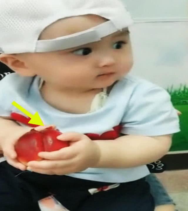 宝宝打针,全程只知道吃,护士都被逗笑了,网友:一个妥妥的吃货