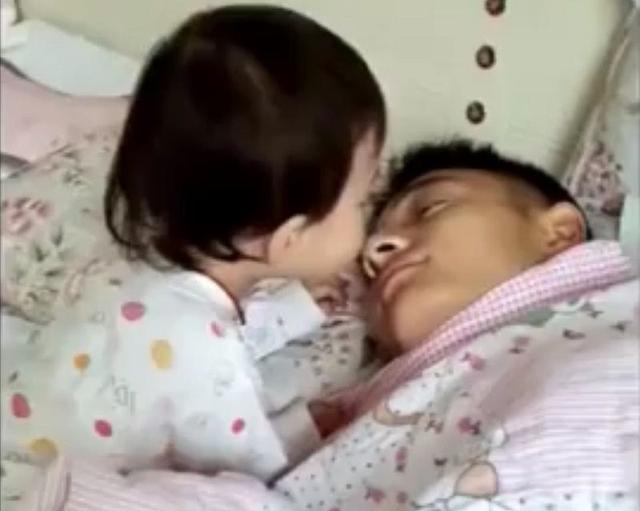 看到别人女儿软糯糯的喊爸爸起床，网友：忍不住踹了儿子一脚