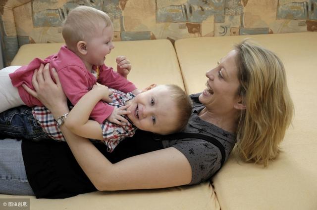 妈妈独自抱着两个生病的孩子,在医院看病,让人可敬又让人心疼