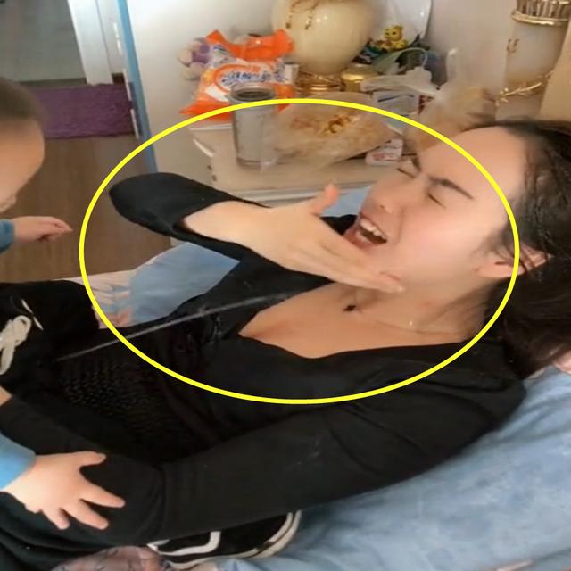 儿子尿了妈妈一脸，妈妈的反应却让人很暖心，网友：绝对亲生的