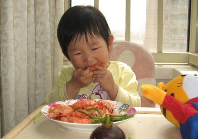 走亲戚期间，谨防1岁内宝宝被“投食”，这些东西易导致宝宝生病